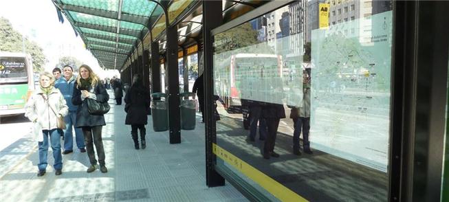 Sinalização visual em ponto de ônibus em Buenos Ai