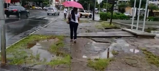 Situação de total abandono nas calçadas da W3 Nort