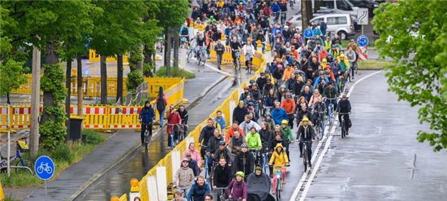 Sob chuva, a tradicional bicicletada do encontro,