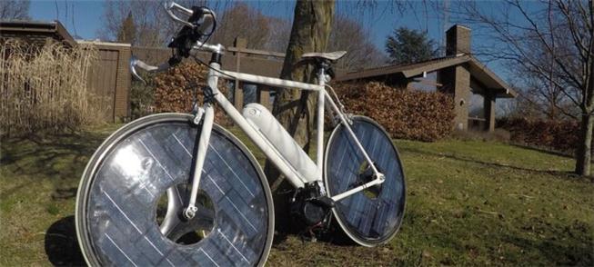 Solarbike armazena energia em painéis nas rodas