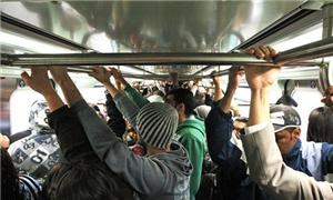 Superlotação dos trens facilita os abusos