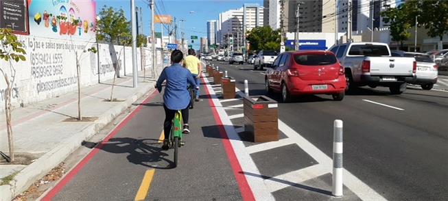 Suzana pedala em Fortaleza (CE) em ciclovia bem pl