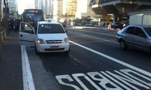 Táxi em faixa de ônibus na av. Paulista, São Paulo