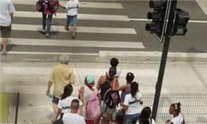 tempo curto de travessia e canteiro estreito coloc