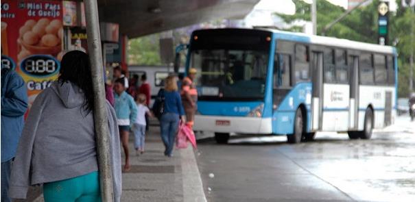 Tempo de espera pelo ônibus, uma das reclamações d