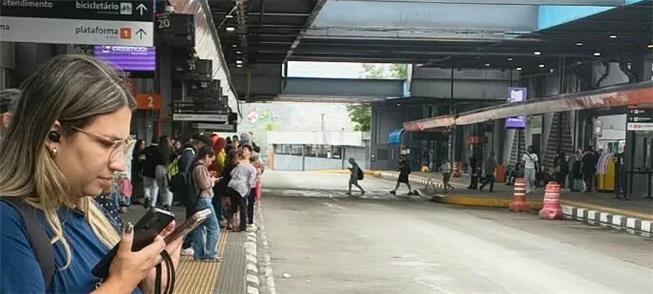 Terminal Grajaú, em SP: sem ônibus na tarde do dom