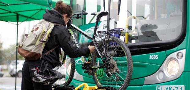 Testes de suporte para bicicletas na capital Santi