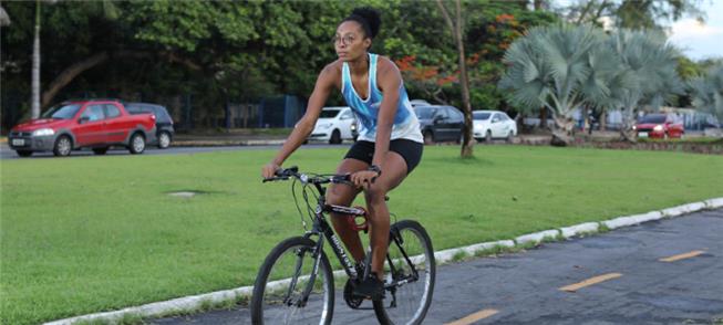 Thaís Santana diz que pedalar ajuda a liberar o st