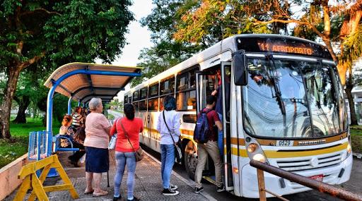 Todos os ônibus de janelas abertas, a partir de ho