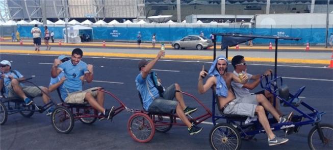 Torcedor pedala o bike-táxi para chegar ao estádio