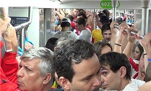 Torcedores utilizam transporte público para ver os