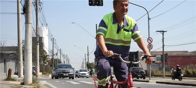 Trabalhador pedala em Mogi das Cruzes (SP)