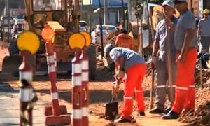 Trabalhadores finalizam obras no entorno do Beira-