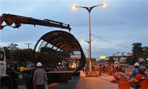 Trabalhadores na instalação da estação do BRT