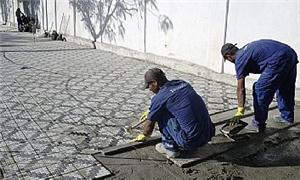 Trabalhadores reformam as calçadas de Pindamonhang