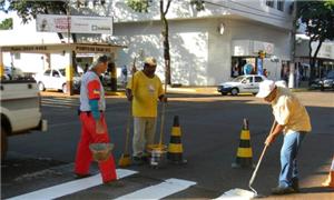 Trabalho de pintura de faixas de pedestres