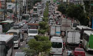 Trânsito caótico na avenida Djalma Batista