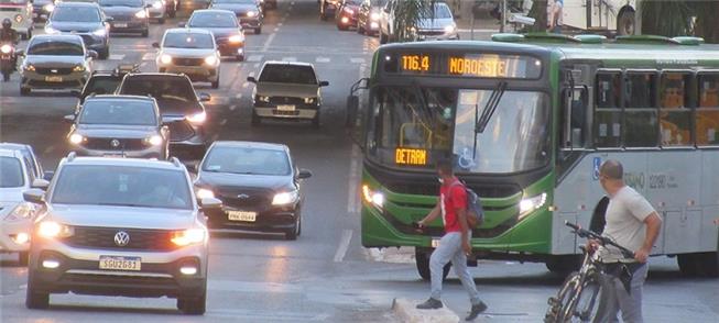 Trânsito caótico no Eixo Monumental de Brasília: a