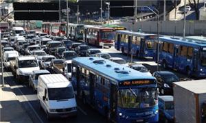 Trânsito carregado em BH