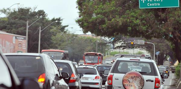 Trânsito congestionado em avenida de Campinas (SP)