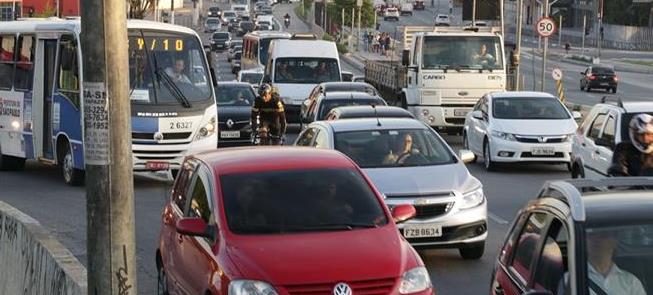 Trânsito e muita 'fumaça preta' na Marginal Tietê,