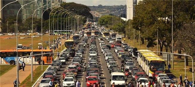 Trânsito em Brasília: baixa prioridade ao transpor