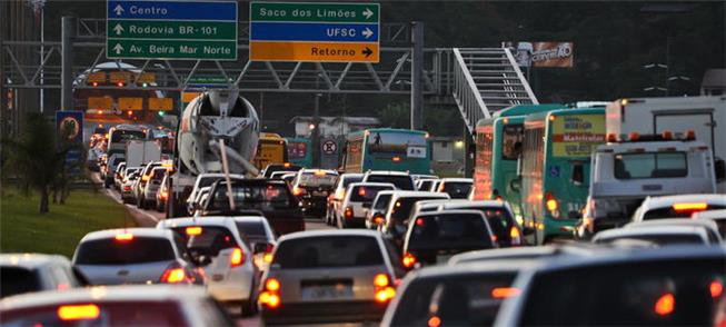 Trânsito em Florianópolis: congestionamentos diári