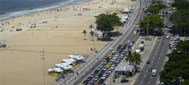 Trânsito intenso e alta velocidade na orla de Copa