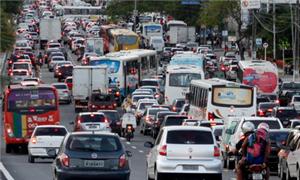 Trânsito intenso na Av. Agamenon Magalhães