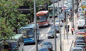 Trânsito na Avenida Nossa Senhora do Carmo