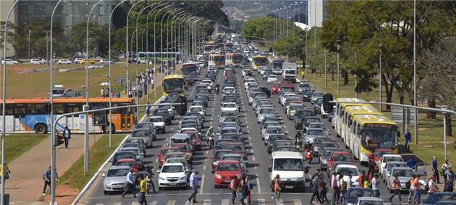Trânsito na Esplanada dos MInistérios, em Brasília