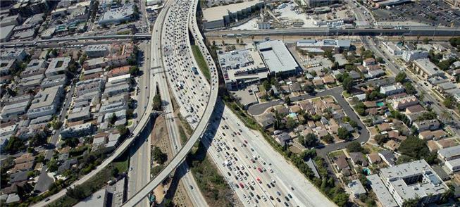 Trânsito na Interstate 405 logo após sua ampliação