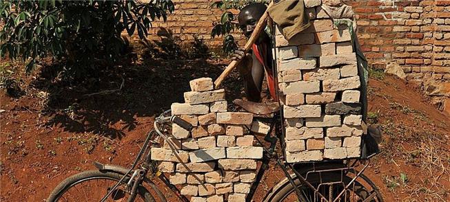 Transporte de tijolos na República do Burundi
