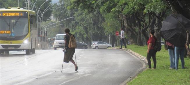 Travessia insegura na 506 Norte, próximo ao Setor
