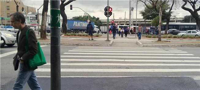 Travessia na av. Tiradentes, em São Paulo: tempo c