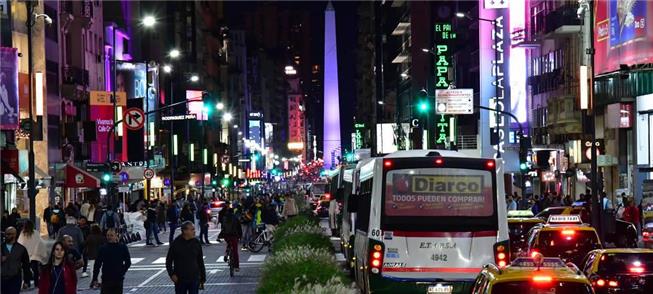 Trecho da avenida Corrientes que ganhou pista para