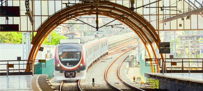 Trem chega a estação do metrô de Salvador (BA)