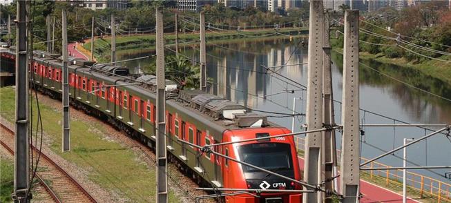 Trem da Linha 9, ao longo do rio Pinheiros, em São