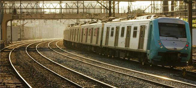 Trem da SuperVia, que opera 270 km de trilhos no R