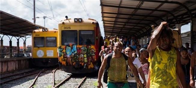 Trem de subúrbio atende a população há anos, por R