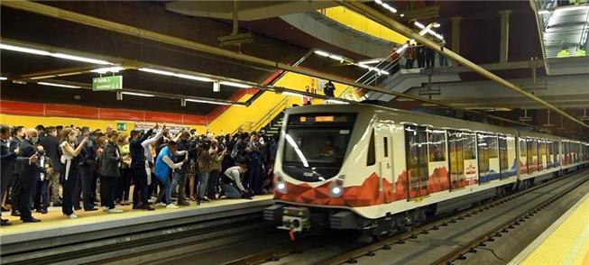 Trem do metrô chega a estação na capital equatoria