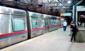 Trem do Metrô-DF em estação de Águas Claras