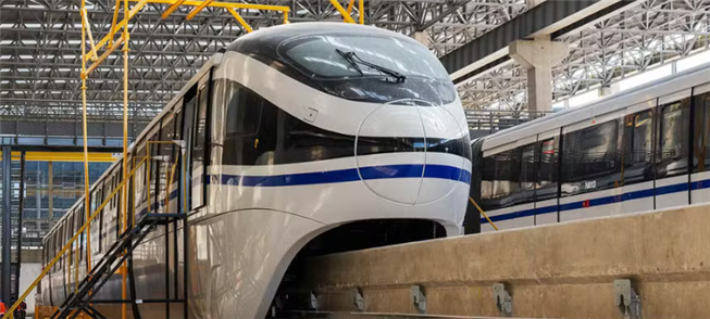 Trem do monotrilho da Linha 17-Ouro em teste