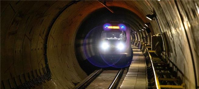 Trem em túnel do metrô na Estação Campo Belo, linh