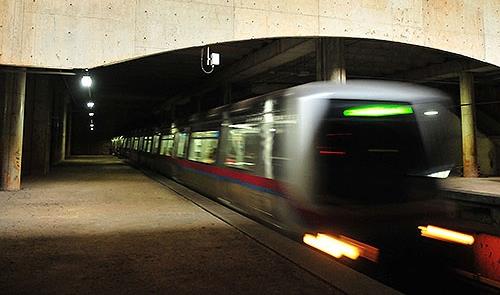 Trem passa pela plataforma ainda vazia da Estação