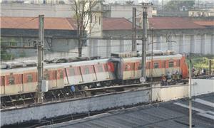 Trem vazio descarrila em São Paulo