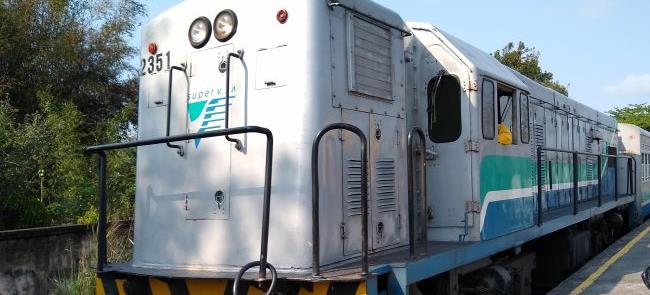 Trens a diesel operam entre Vila Inhomirim e Guapi