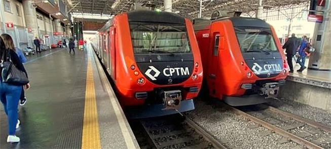 Trens da Linha 12 em estação da CPTM