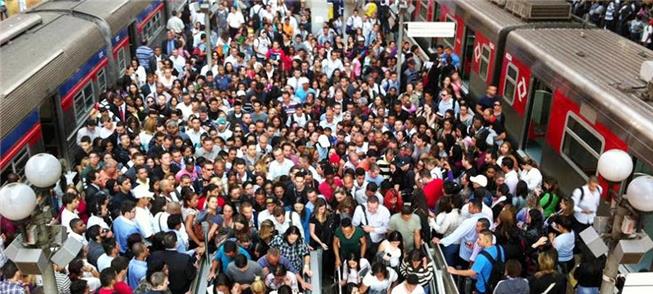 Trens lotados: rotina no metrô e CPTM irrita usuár