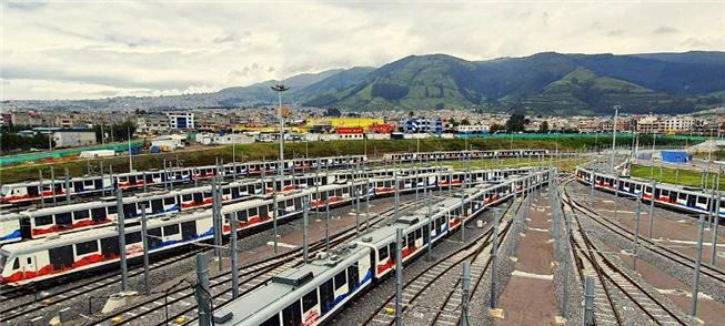 Trens no pátio de manobras do bairro Quitumbe